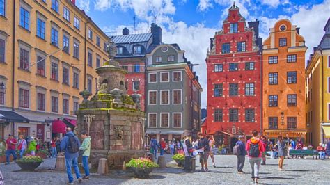 Een sfeervolle straat in Gamla Stan, Stockholm, met kleurrijke historische gebouwen.