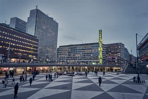 Het moderne plein Sergels Torg in Norrmalm met het Kulturhuset.