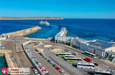 Een ferry die vaart tussen Malta en Gozo met de kustlijn van de eilanden op de achtergrond.