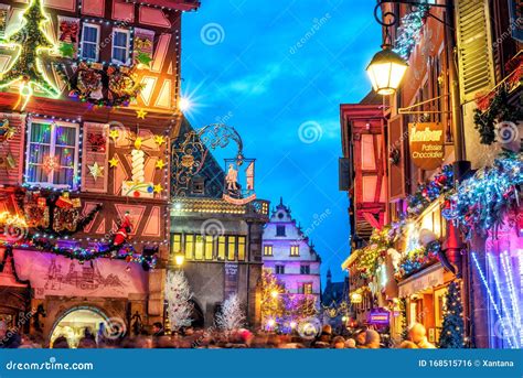 een sfeervolle winterse straat versierd met kerstdecoraties en verlichting