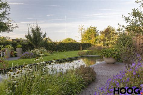 een sfeervolle kerstmarkt in een botanische tuin met veel groen en kerstdecoraties