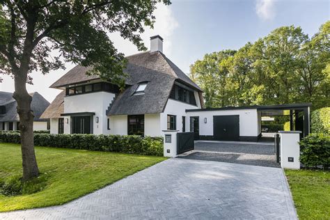 Buitenkant Villa Volta met kenmerkende architectuur en ornamenten