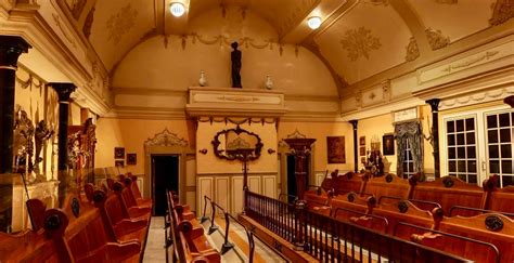 Interieur van de hoofdshow van Villa Volta met de banken en de bewegende elementen