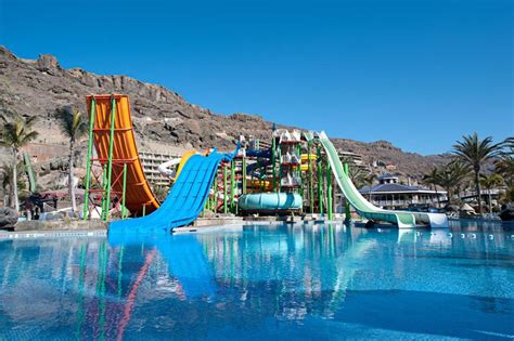 Gezinsvriendelijk zwembad met glijbanen bij LIVVO Lago Taurito op Gran Canaria