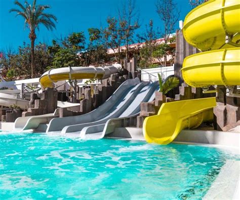 Grote glijbanen en een zwembadcomplex in een familiehotel op Gran Canaria