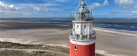 Collage van foto's: bloeiende tulpenvelden, een Hanzestad, een vuurtoren en een strandgezicht