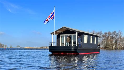 Close-up van een sfeervol ingerichte woonboot met uitzicht op het water