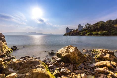 Een panoramisch uitzicht over de Libanese kustlijn met het heldere blauwe water van de Middellandse Zee.
