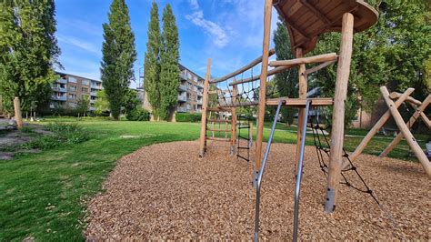 Overzichtsfoto van de midgetgolfbaan en andere speelvoorzieningen in het park.
