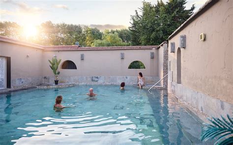 Interieur van de spa met diverse baden en relaxruimtes