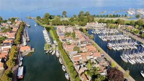 panoramisch uitzicht over de haven van Medemblik met zeilboten