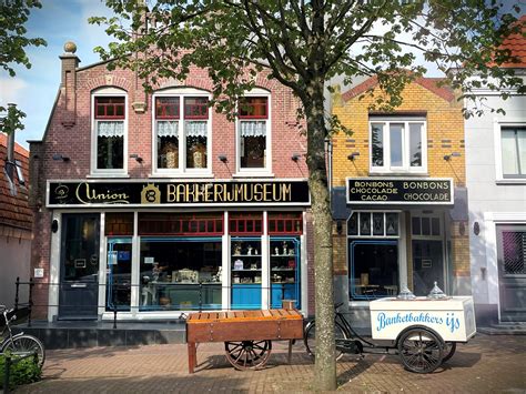 interieur van Bakkerijmuseum De Oude Bakkerij met bakker aan het werk