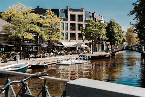 groep speelt een citygame in het centrum van Medemblik