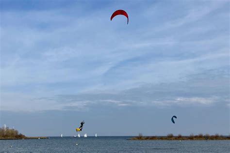 kitesurfers op het IJsselmeer bij Medemblik