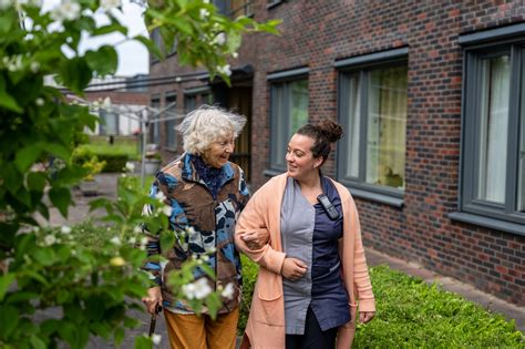 Groepsfoto van de bewoners en begeleiders tijdens een activiteit