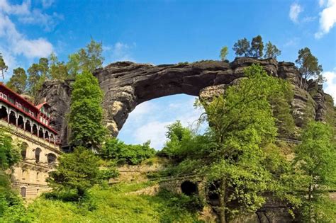 Panoramafoto van de Pravčická Brána, de grootste natuurlijke zandstenen brug van Europa, in Boheemse Zwitserland.