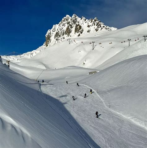 Sneeuwlandschap met skiërs op een piste in de Zwitserse Alpen
