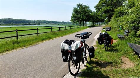 Fietsroute met knooppuntenbordjes in een Nederlands landschap