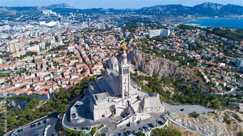 Uitzicht op de Basiliek Notre-Dame-de-la-Garde in Marseille