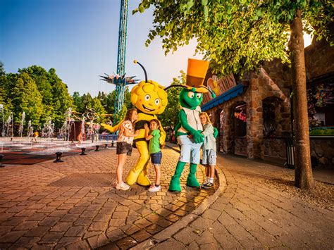 Kinderen die plezier hebben in een attractie van Plopsa Coo