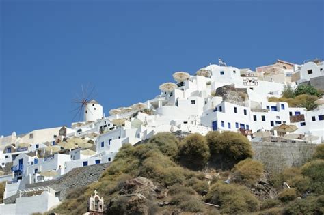 panoramisch uitzicht over de Cycladische eilanden met witte huisjes en blauwe zee