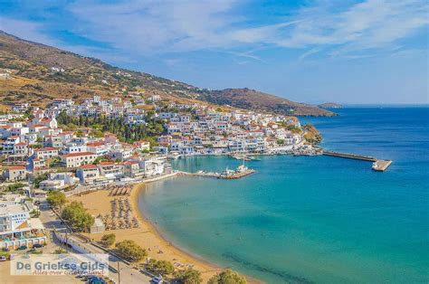 idyllische baai met een zandstrand en traditionele Griekse tavernes in Batsi, Andros