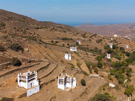 een cluster van traditionele witte duiventillen op Tinos