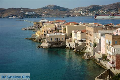 het levendige stadsbeeld van Ermoupoli, Syros, met neoklassieke gebouwen en een haven