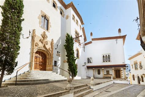 schilderachtige straat in de Casc Antic van Sitges met witgekalkte huizen en bloemen