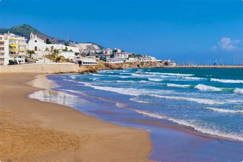 een overzicht van de 17 stranden van Sitges, van drukke tot rustige opties