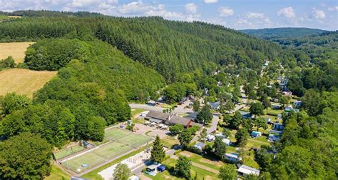 Panoramisch uitzicht op Camping Parc La Clusure in de Ardennen, met weelderig groen en accommodaties.