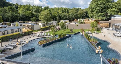 Een kleurrijke illustratie van de twee aquaparken van Camping Parc La Clusure, met gezinnen die genieten van het zwembad.