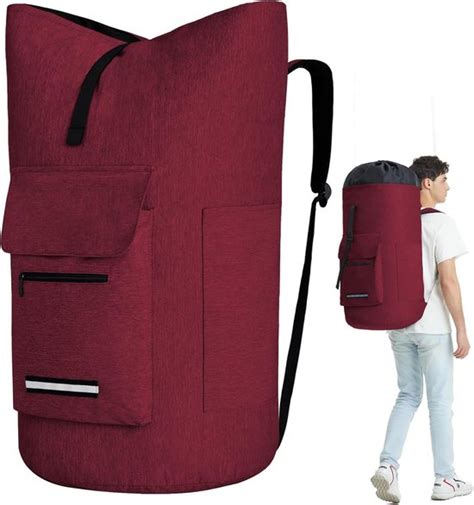 Schets van een rugzakontwerp met verschillende zakken en schouderbanden