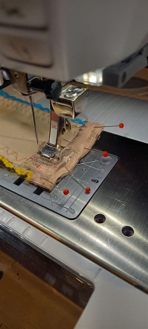 Gedetailleerde foto van het naaien van de schouderbanden en het aanbrengen van de klep