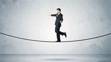 Illustratie van hoe het koord door de tunnels van de rugzak wordt geregen