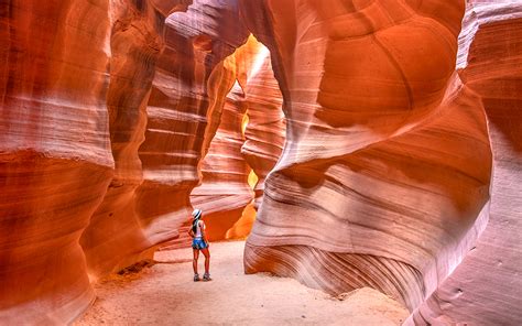 Visuele weergave van de Antelope Canyon met zonlicht dat door de nauwe openingen valt.