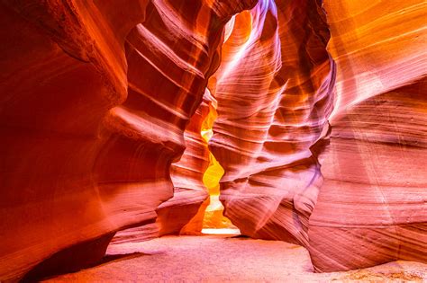 Zicht op de lichtstralen die door de openingen van de Upper Antelope Canyon vallen.