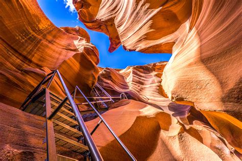 Een smalle doorgang in de Lower Antelope Canyon met golvende zandsteenwanden.
