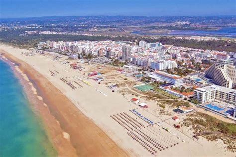 Panoramisch uitzicht op het strand van Monte Gordo met de palmboulevard op de achtergrond.