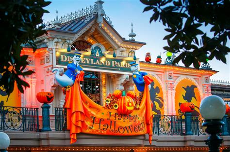 Collage van foto's van Halloween en Kerst evenementen in Disneyland Paris
