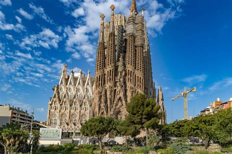 Een panoramisch uitzicht over Barcelona, met de Sagrada Família op de voorgrond en de Middellandse Zee op de achtergrond.