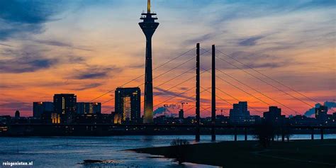 Panorama van de Rijn met de skyline van Düsseldorf op de achtergrond