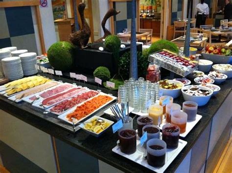 Foto van een uitgebreid ontbijtbuffet in een hotel