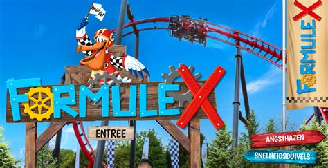 Een dynamische foto van de Formule X achtbaan in actie.