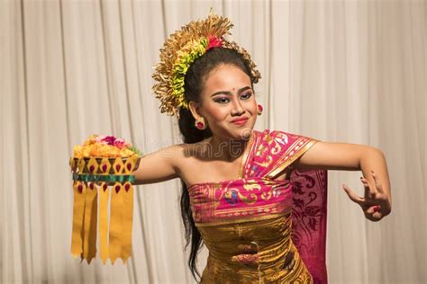 Traditionele Balinese danser in kleurrijk kostuum