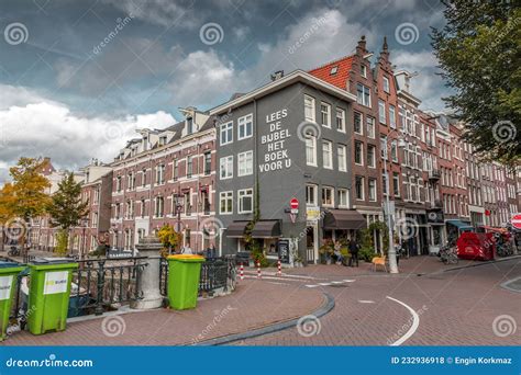 moderne straatbeeld van de Linnaeusstraat in Amsterdam