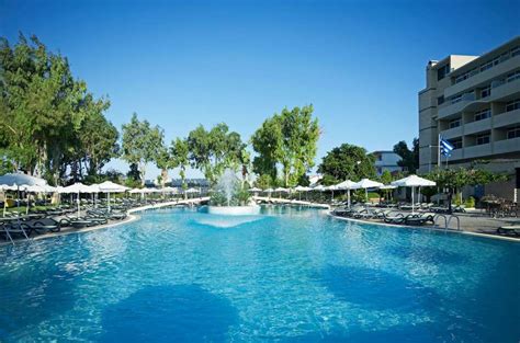 Overzicht van het Atlantica Princess Hotel met zwembad en ligbedden