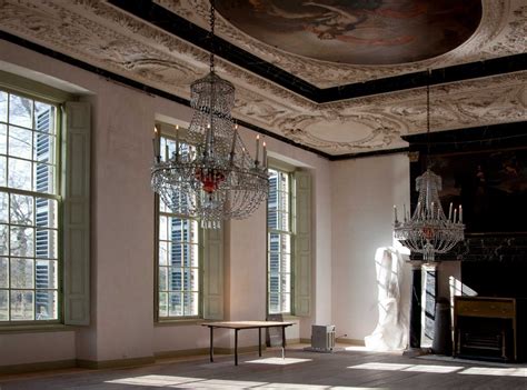 Interieur van Kasteel Amerongen met historische meubels en kunstwerken
