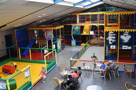 Kinderen die spelen in de indoor speelhal Baluba.