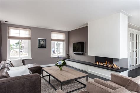 Interieur van een moderne en comfortabele cottage met open haard.